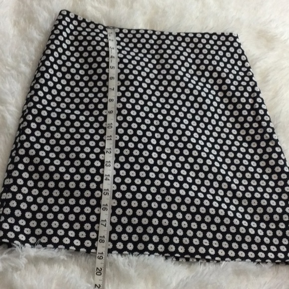 Ann Taylor Factory Black Daisy Floral Skirt Sz 4P - Picture 6 of 7